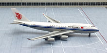 Load image into Gallery viewer, JC Wings 1/400 Air China Boeing 747-400 B-2447
