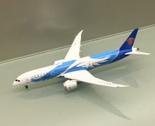 Load image into Gallery viewer, JC Wings 1/400 China Southern Boeing 787-9 B-1242 Flaps Down
