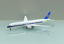 Load image into Gallery viewer, JC Wings 1/400 China Southern Airbus A350-900 XWB B-308T flaps down
