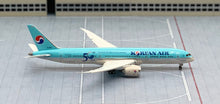 Load image into Gallery viewer, JC Wings 1/400 Korean Air Airbus A330-200 HL8227 PyoengChang 2018
