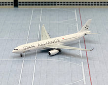 Load image into Gallery viewer, JC Wings 1/400 Singapore Airlines Airbus A330-300 Star Alliance 9V-STU
