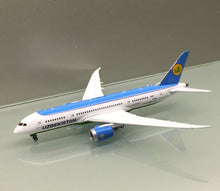 Load image into Gallery viewer, JC Wings 1/400 Uzbekistan Airways Boeing 787-8 UK78701
