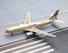 Load image into Gallery viewer, Phoenix 1/400 Etihad Airways  Airbus A330-200 A6-EYH TMALL 11.11
