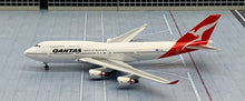 Load image into Gallery viewer, Phoenix 1/400 Qantas Airways Boeing 747-400 VH-OEE last flight
