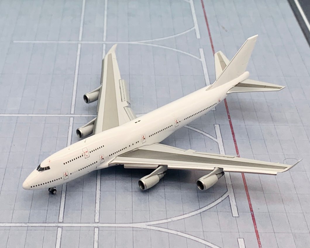 JC Wings 1/400 Boeing 747-400 GE Engine Blank White Flaps Down BK2007A