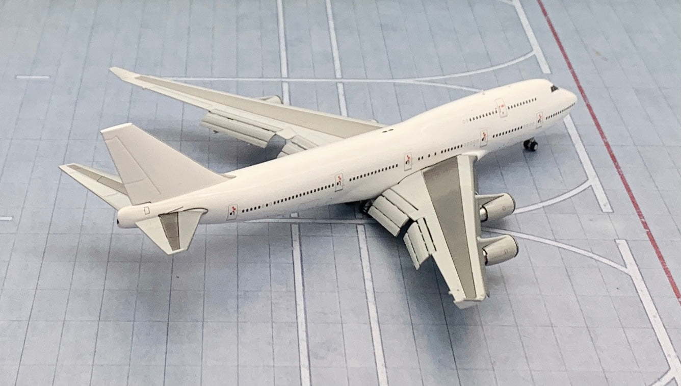 JC Wings 1/400 Boeing 747-400 GE Engine Blank White Flaps Down BK2007A –  First Class Collectables