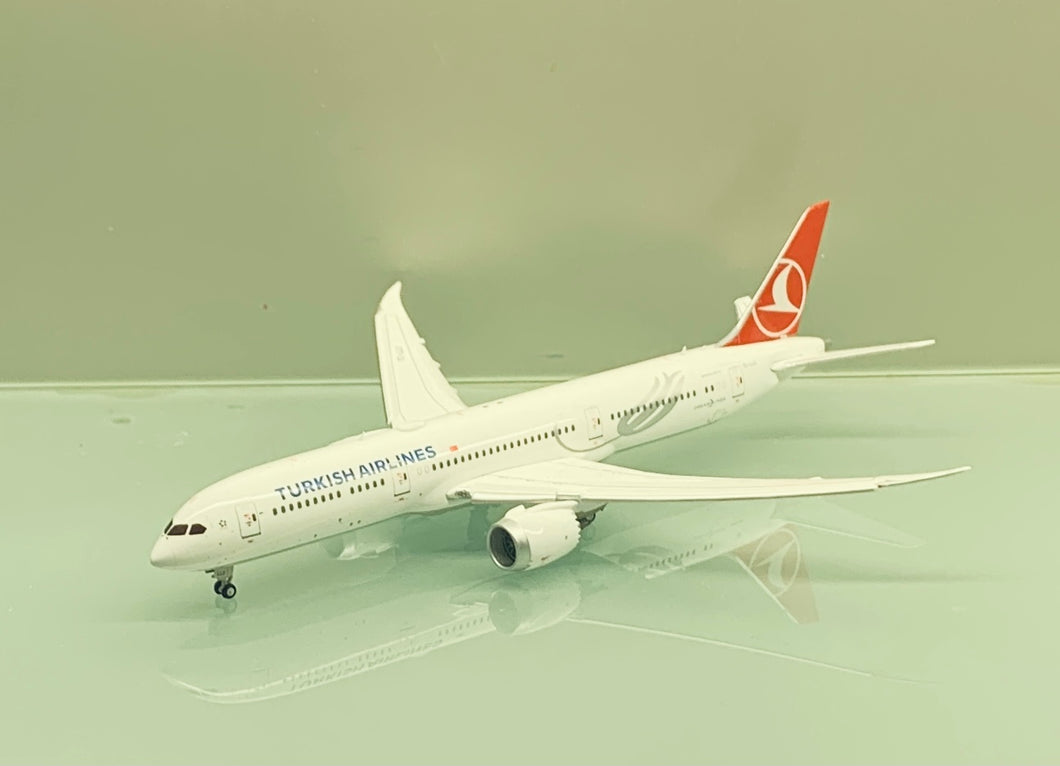 Gemini Jets 1/400 Turkish Airlines Boeing 787-9 TC-LLO flaps down