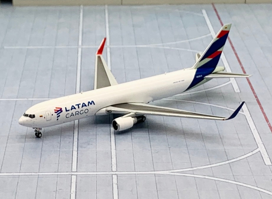 JC Wings 1/400 LATAM Cargo Boeing 767-300F N532LA