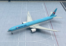 Load image into Gallery viewer, Gemini Jets 1/400 Korean Air Boeing 777-300ER HL7784 flaps down
