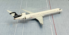 Load image into Gallery viewer, Gemini Jets 1/200 Mesa Airlines Bombardier CRJ-900ER N942LR
