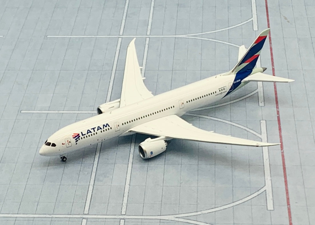 Gemini Jets 1/400 LATAM Boeing 787-9 CC-BGM – First Class Collectables