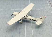 Load image into Gallery viewer, Gemini Jets 1/72 Cessna 172S Skyhawk SP N176ME Sporty’s Academy
