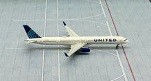 Load image into Gallery viewer, Gemini Jets 1/400 United Airlines Boeing 757-300 N75854
