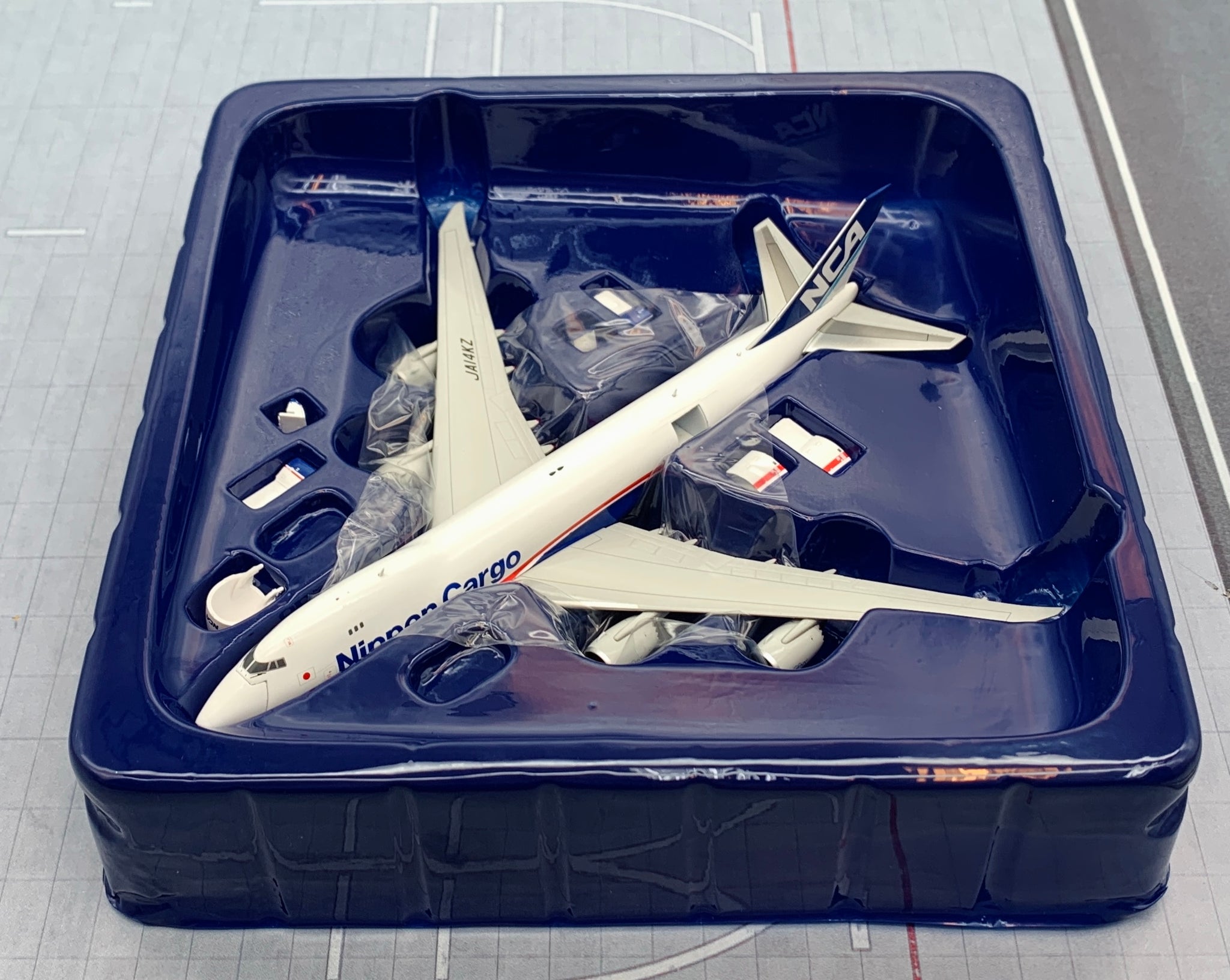 Gemini Jets 1/400 Nippon Cargo Airilnes (NCA) Boeing 747-8F JA14KZ 