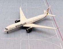 Load image into Gallery viewer, JC Wings 1/400 Starlux Airbus A350-900XWB B-58501
