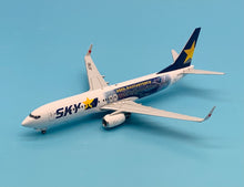 Load image into Gallery viewer, JC Wings 1/200 Skymark Airlines Boeing 737-800 20th Anniversary JA73NQ
