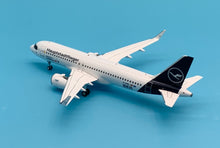 Load image into Gallery viewer, JC Wings 1/200 Lufthansa Airbus A320NEO Hauptstadtflieger D-AINZ
