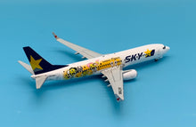 Load image into Gallery viewer, JC Wings 1/200 Skymark Airlines Boeing 737-800 Hanshin Tigers JA73NR

