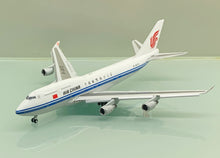 Load image into Gallery viewer, JC Wings 1/400 Air China Boeing 747-400 B-2472 flaps down
