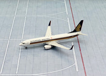 Load image into Gallery viewer, Phoenix 1/400 Singapore Airlines Boeing 737-800 9V-MGA

