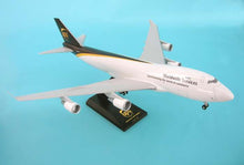 Load image into Gallery viewer, Skymarks 1/200 UPS United Parcel Service Boeing 747-400F N570UP Snap-fit model
