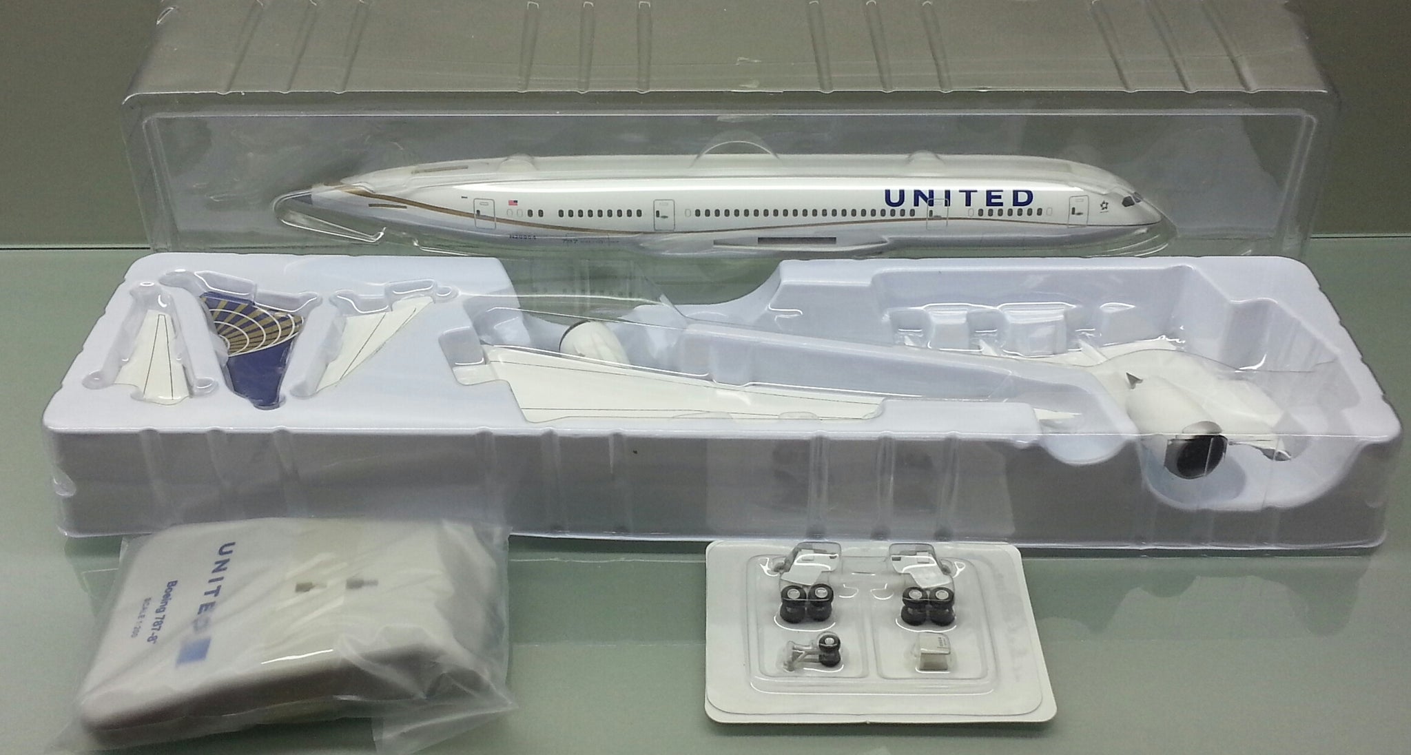 Hogan 1/200 United Airlines Boeing 787-8 resin snap fit model – First Class  Collectables