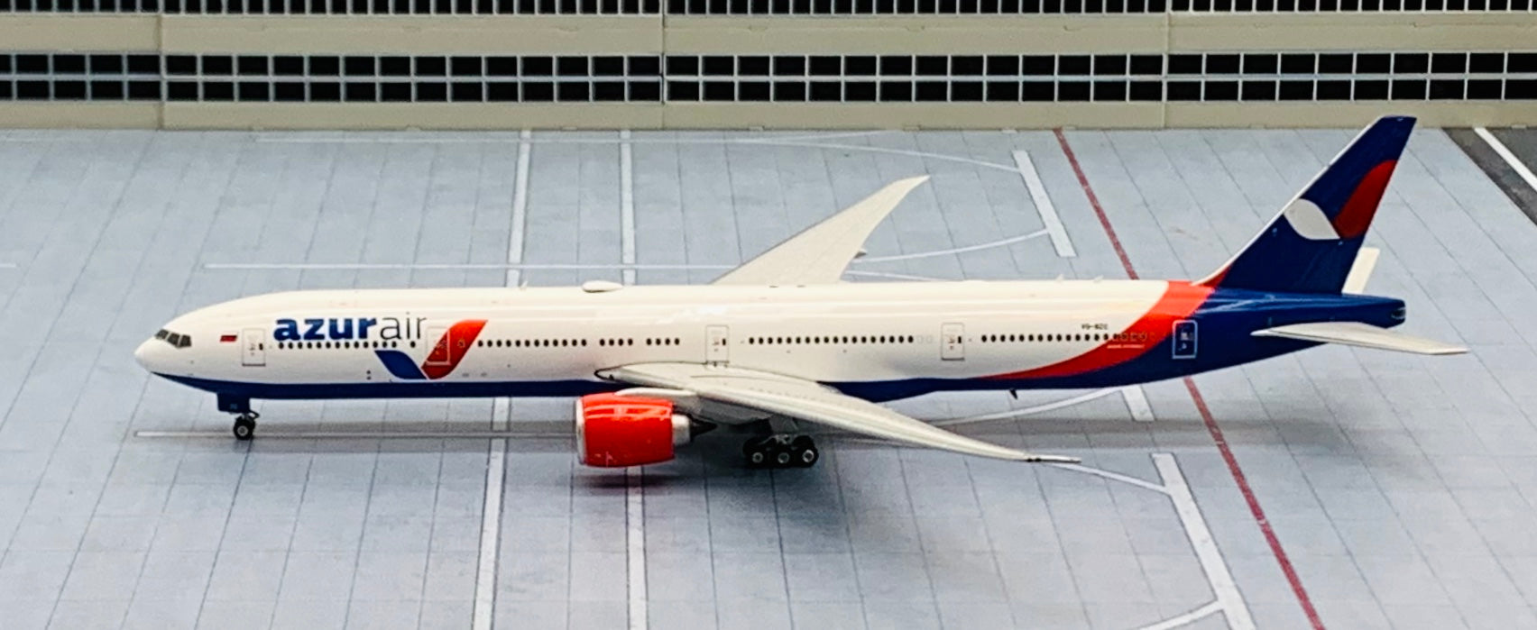Phoenix 1/400 Azur Air Boeing 777-300ER VQ-BZC – First Class