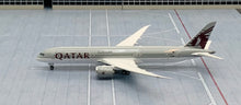 Load image into Gallery viewer, Phoenix 1/400 Qatar Airways Boeing 787-9 A7-BHB
