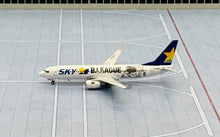 Load image into Gallery viewer, Phoenix 1/400 Skymark Airlines Boeing 737-800 JA73NY
