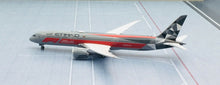 Load image into Gallery viewer, Phoenix 1/400 Etihad Airways Boeing 787-9 Formula One A6-BLV
