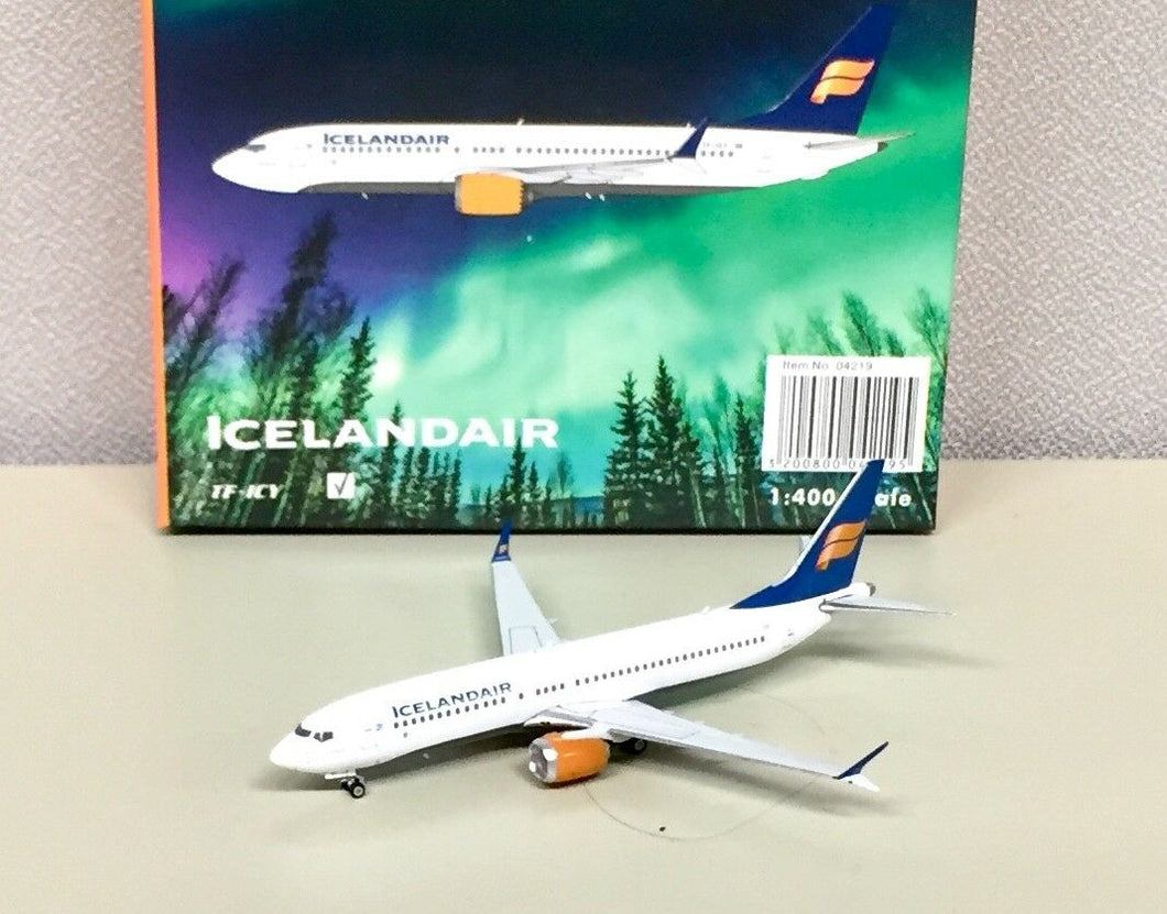 Phoenix 1/400 Icelandair Boeing 737-8 MAX TF-ICY w/ scimatar
