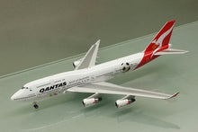 Load image into Gallery viewer, Phoenix 1/400 Qantas Airways Boeing 747-400 VH-OEJ World Cup
