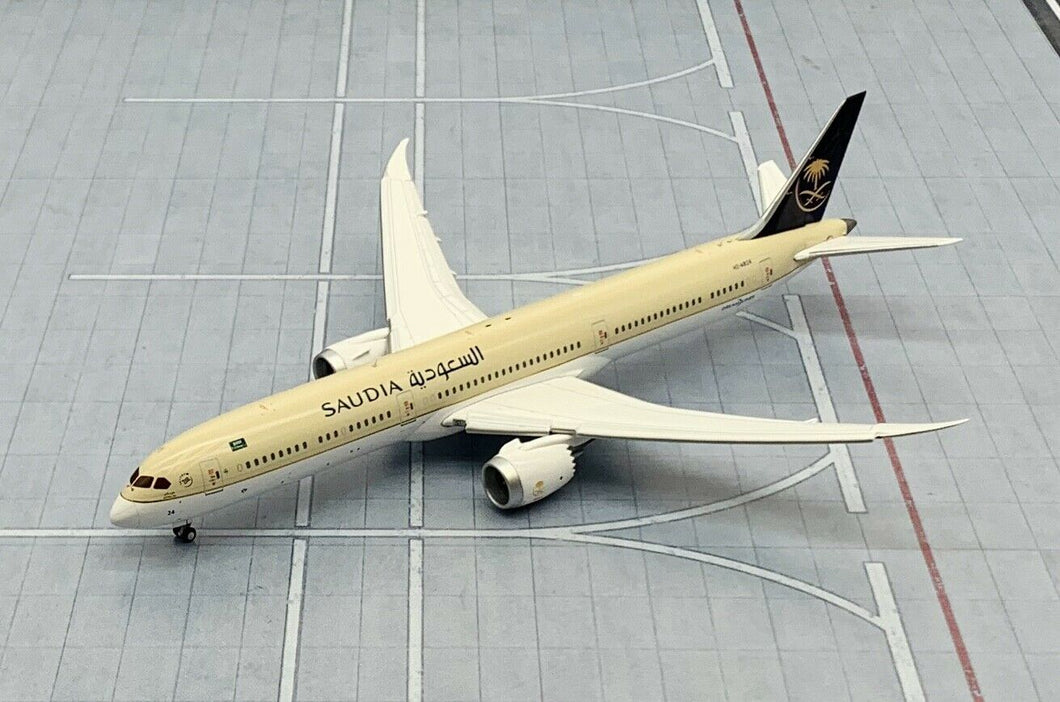 JC Wings 1/400 Saudi Arabian Airlines Boeing 787-10 HZ-AR24 flaps down model