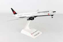 Load image into Gallery viewer, Skymarks 1/200 Air Canada Boeing 777-300ER C-FKAU Snap-fit model
